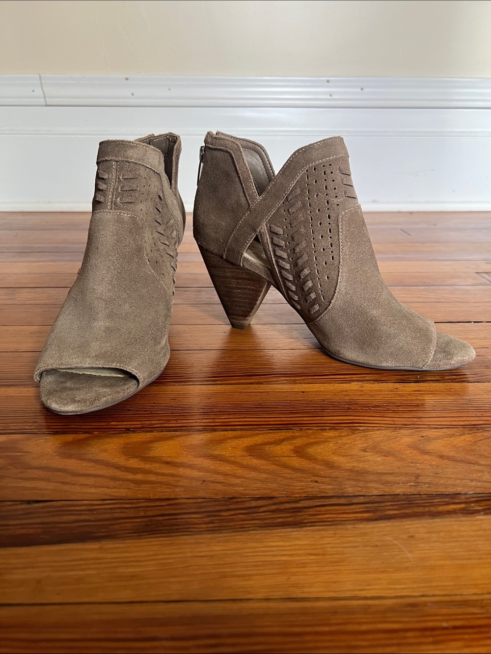 Vince Camuto Taupe Suede Peep Toe Woven Ankle Booties Back Zip Size 8W